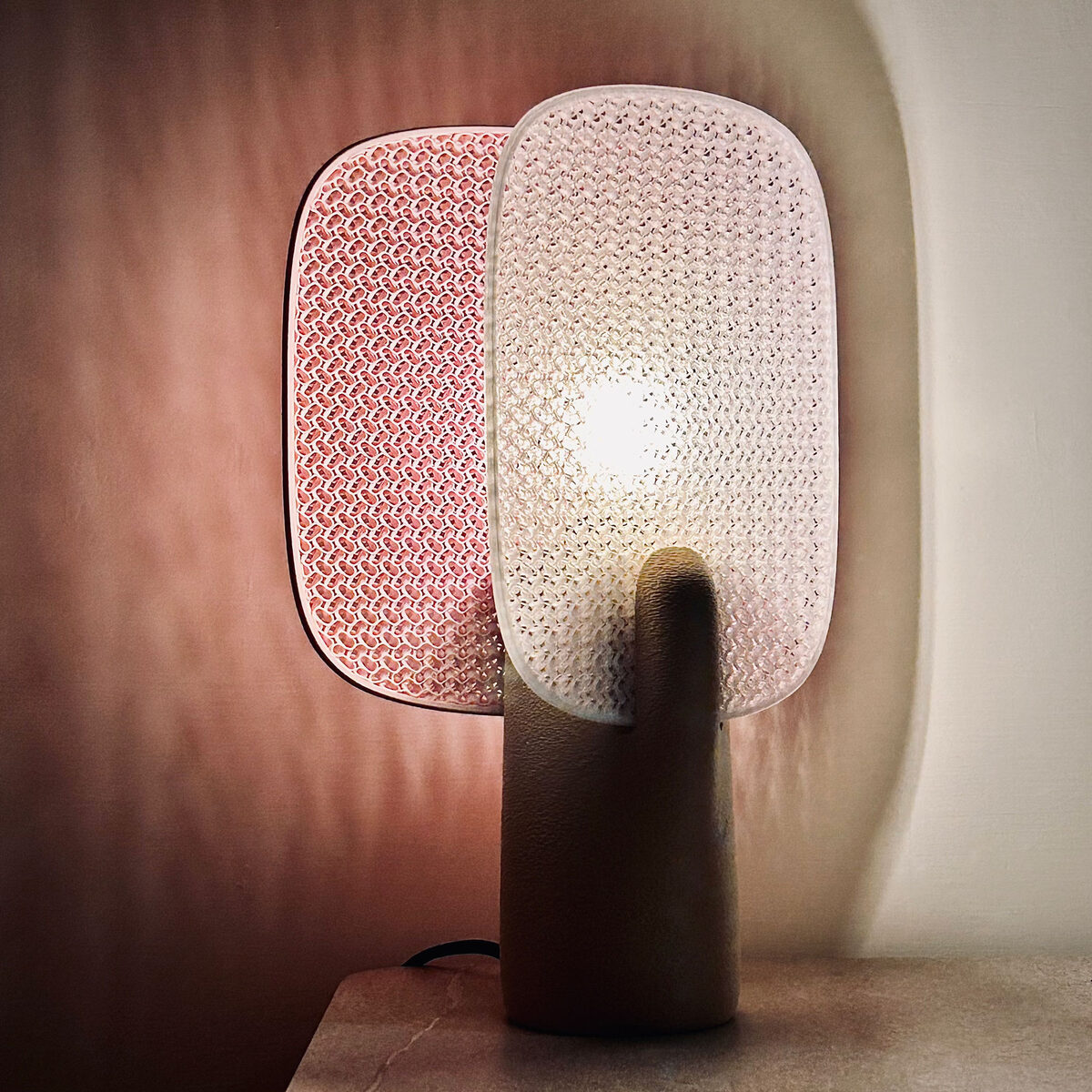 CERCA_table-lamp_pink-white-side