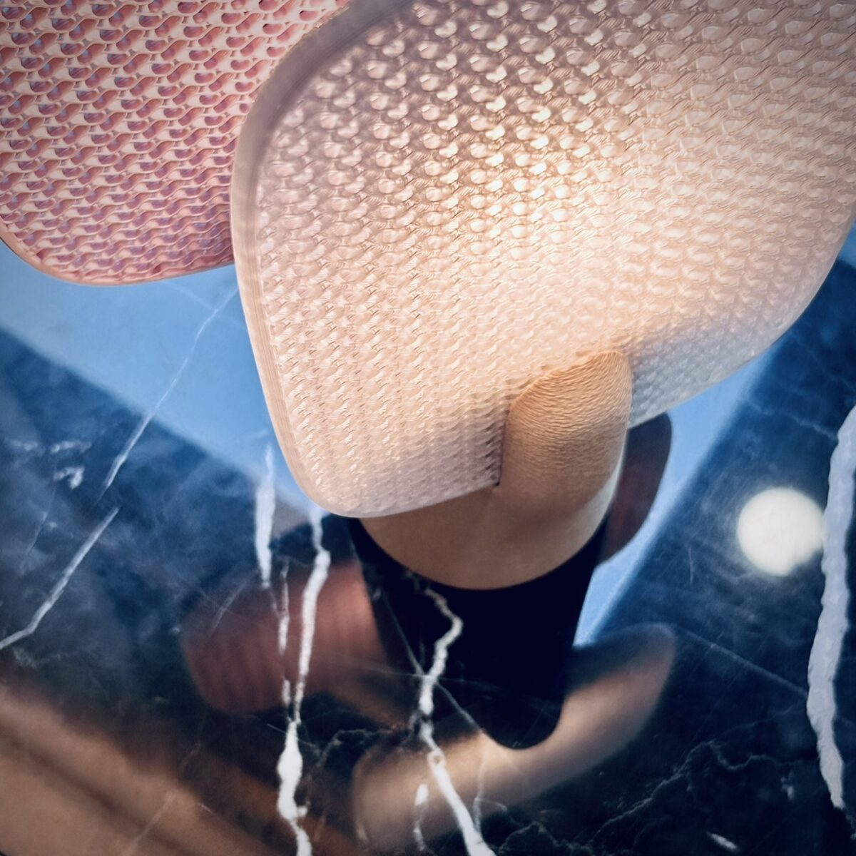 CERCA_table-lamp_white-pink-closeup