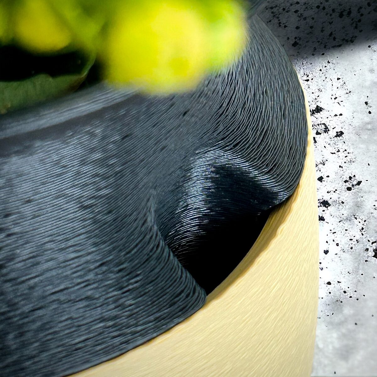 KYOTO_planter_yellow-black-closeup