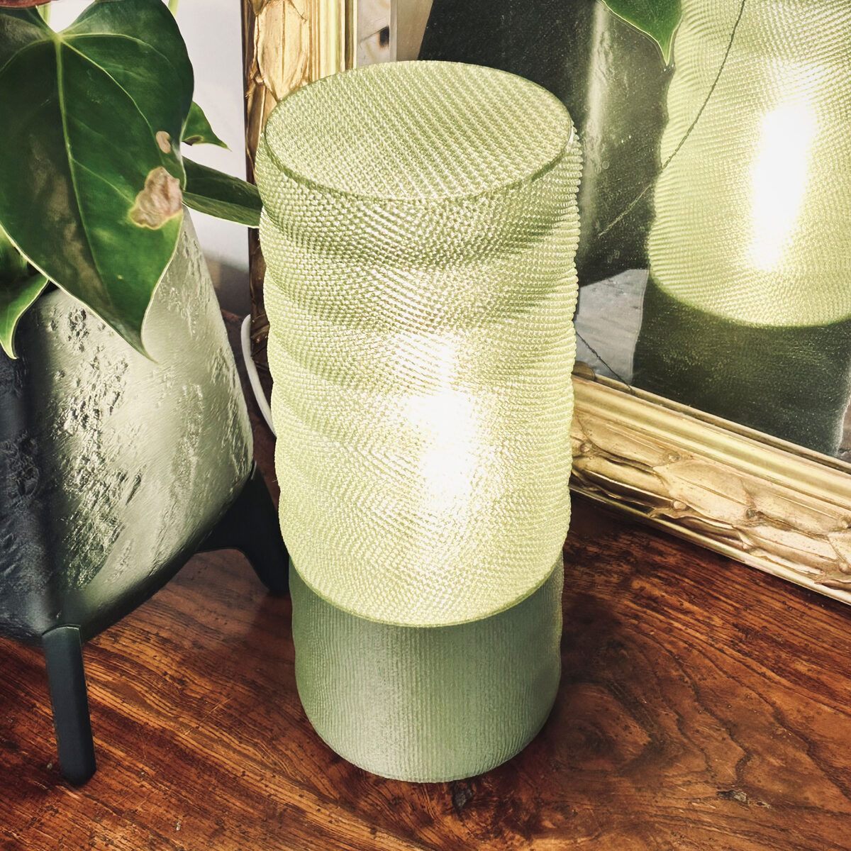 MALLA-MINI_table-lamp_ON_green-top