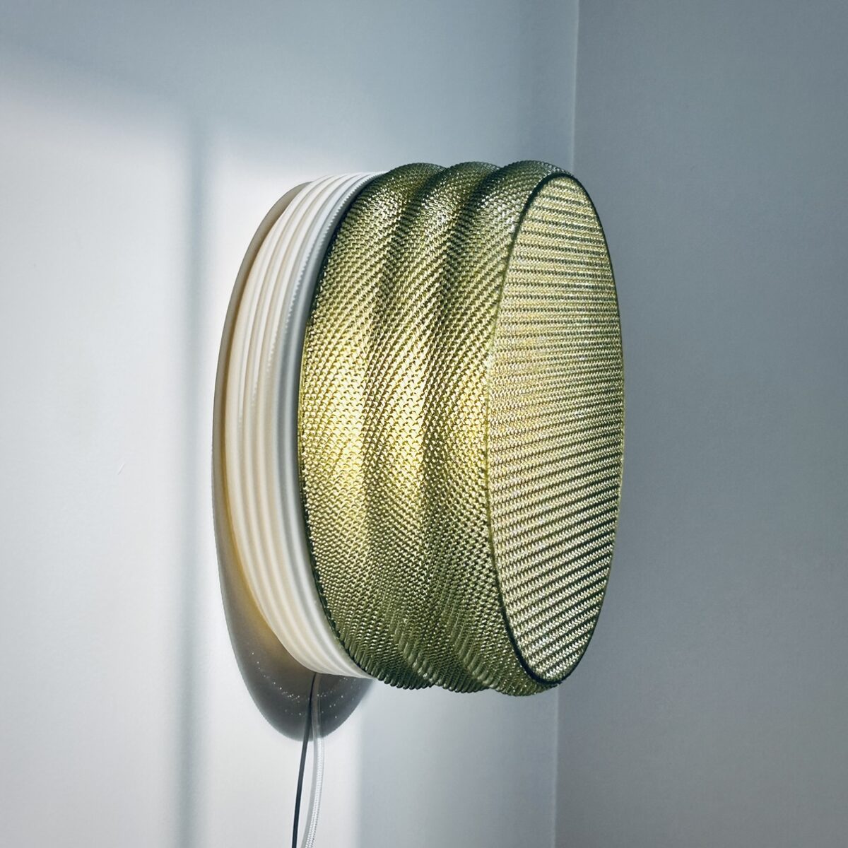 MALLA_wall-lamp_side-ON-day