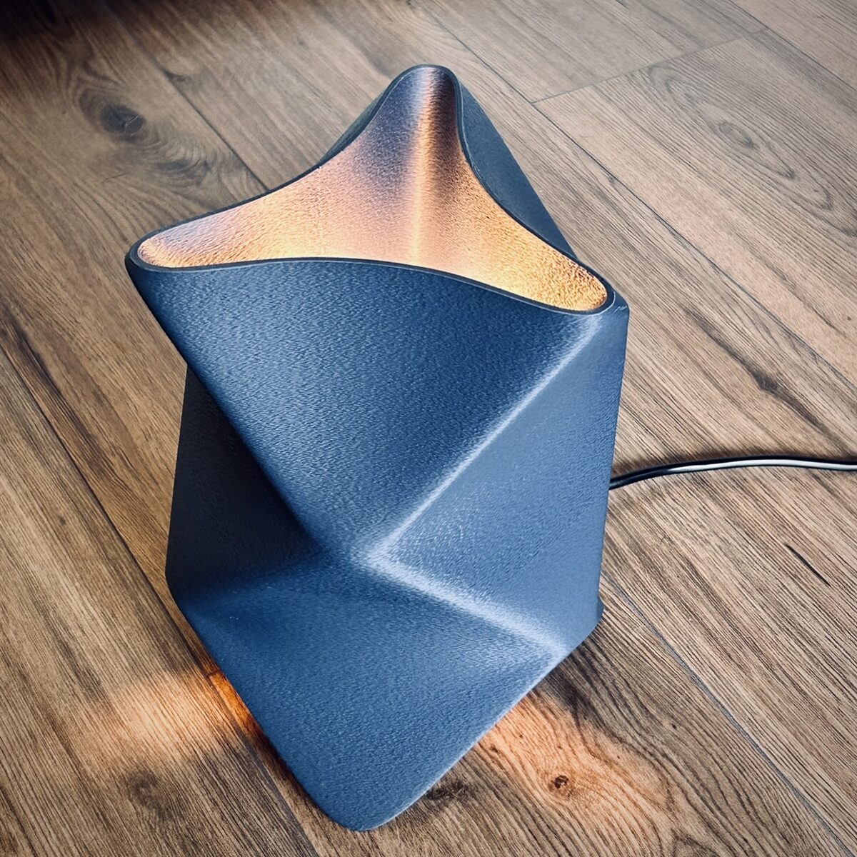 ORIGAMI_table-lamp_blue-top-ON